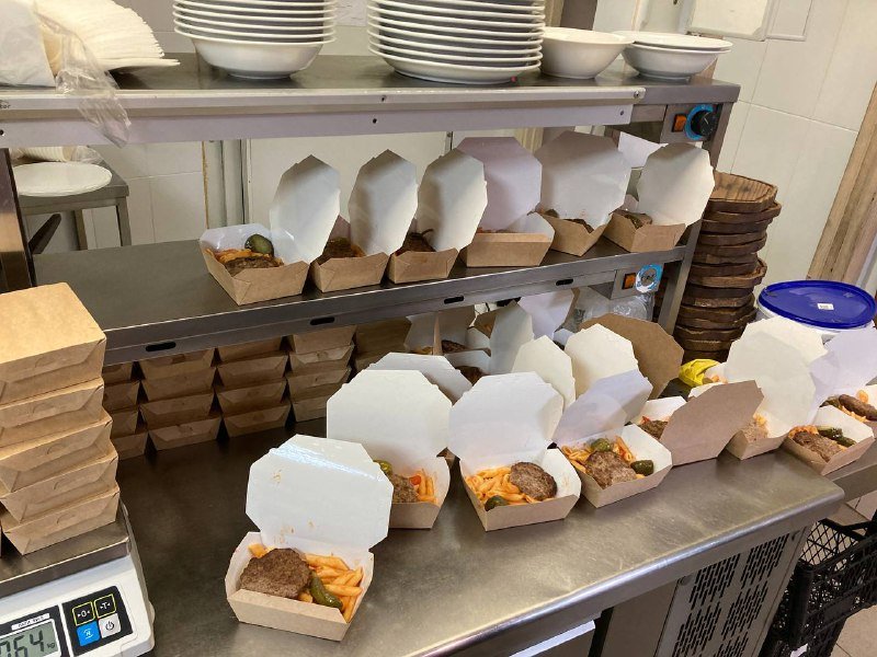 Ресторан "Трішки більше" на Золотых воротах готовят еду для нуждающихся: как получить помощь и чем помочь волонтерам 4