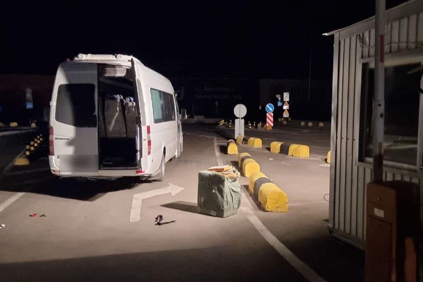 В Борисполе мародеры на автобусах пытались со склада вывезти технику на 10 миллионов: что их ждет 1