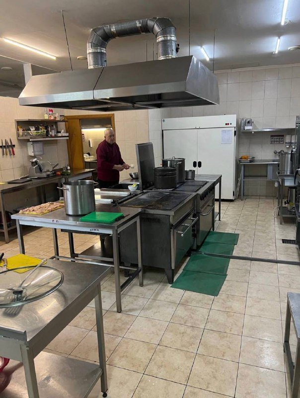 В Киеве объединились рестораны, кейтеринг, перевозчики, волонтеры и готовят тысячи обедов каждый день: как получить помощь или присоединиться 1