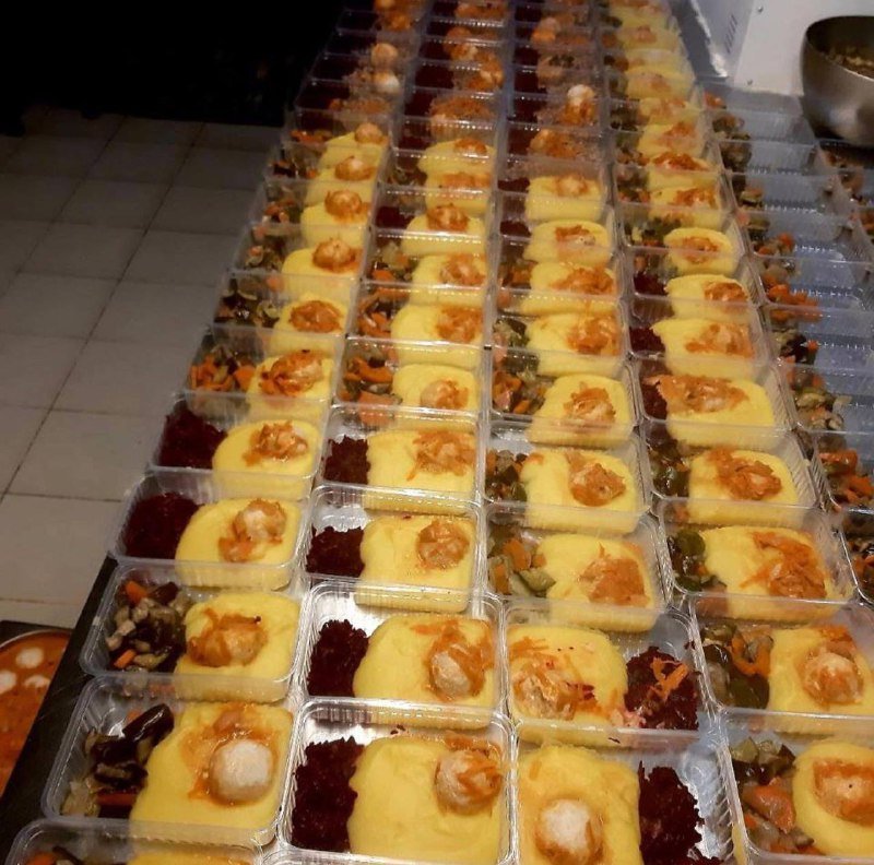 В Киеве объединились рестораны, кейтеринг, перевозчики, волонтеры и готовят тысячи обедов каждый день: как получить помощь или присоединиться 5