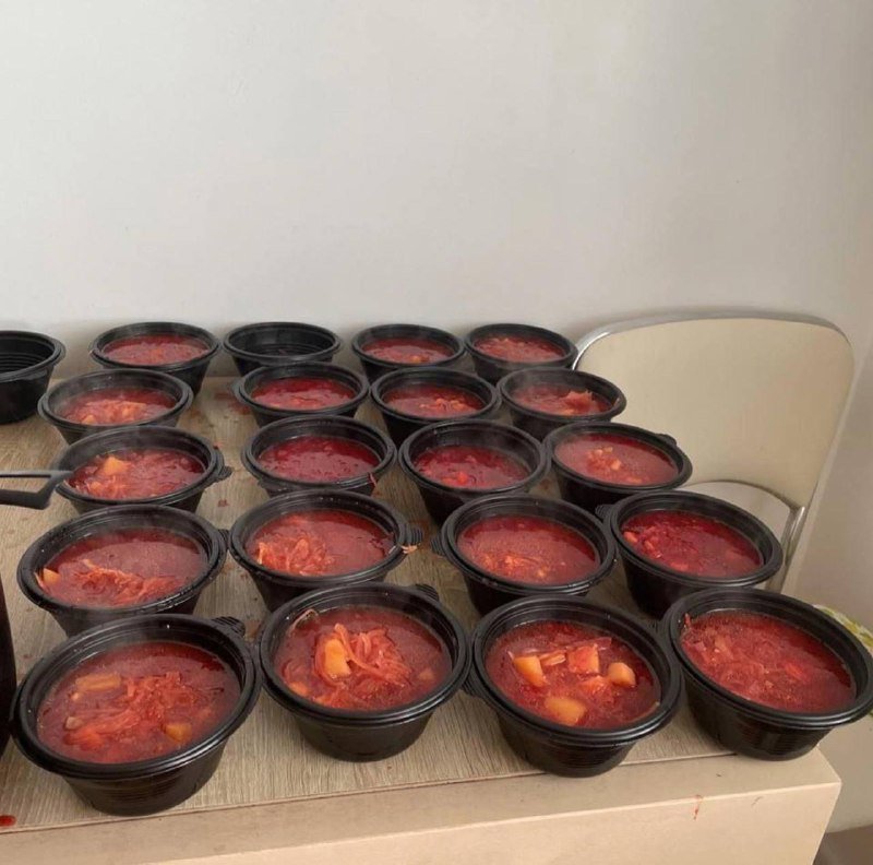 В Киеве объединились рестораны, кейтеринг, перевозчики, волонтеры и готовят тысячи обедов каждый день: как получить помощь или присоединиться 7