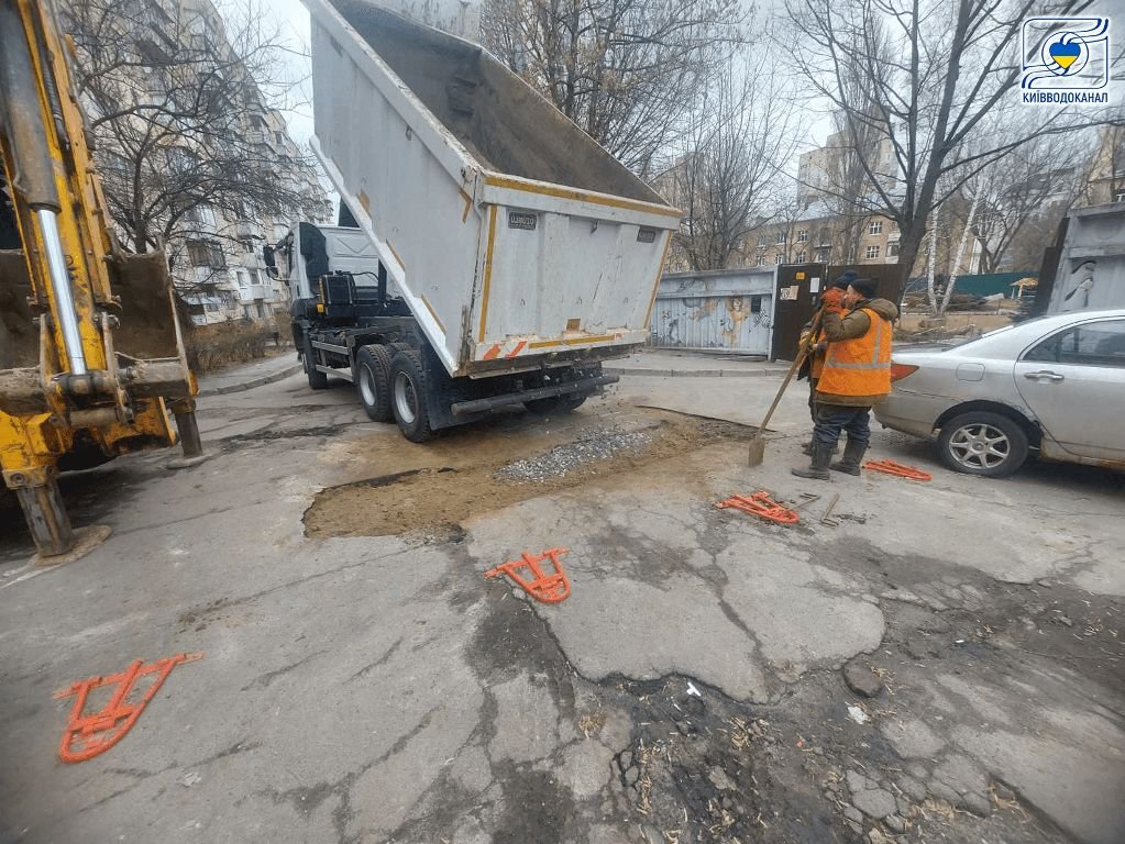 В Киеве продолжают ремонт повреждений трубопровода: где восстановили сети 1