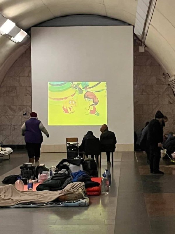 В Киеве в метро поставили проектор и транслируют мультики 1