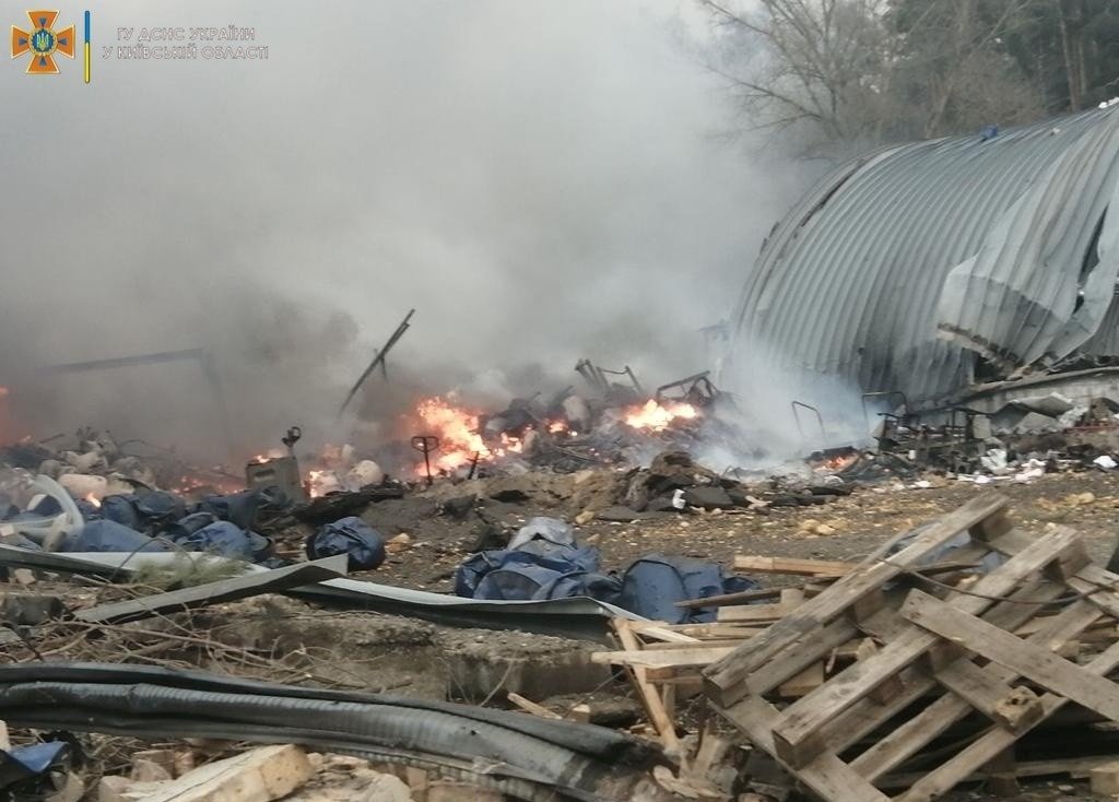 Под Киевом из-за обстрела сгорели два склада: фото с места 2