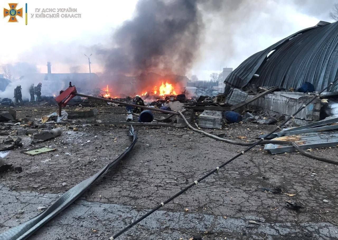 Под Киевом из-за обстрела сгорели два склада: фото с места 3