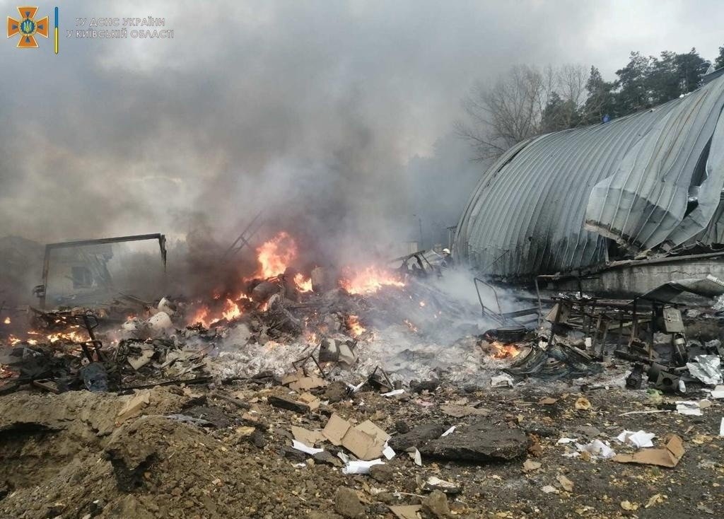 Под Киевом из-за обстрела сгорели два склада: фото с места 4