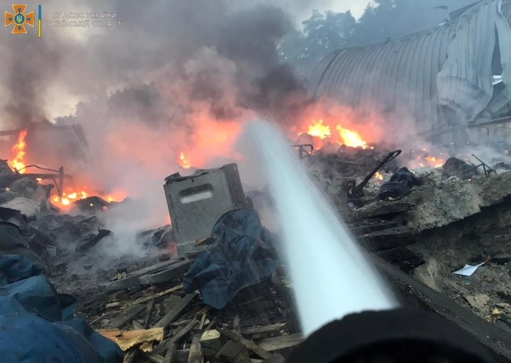 Под Киевом из-за обстрела сгорели два склада: фото с места 5