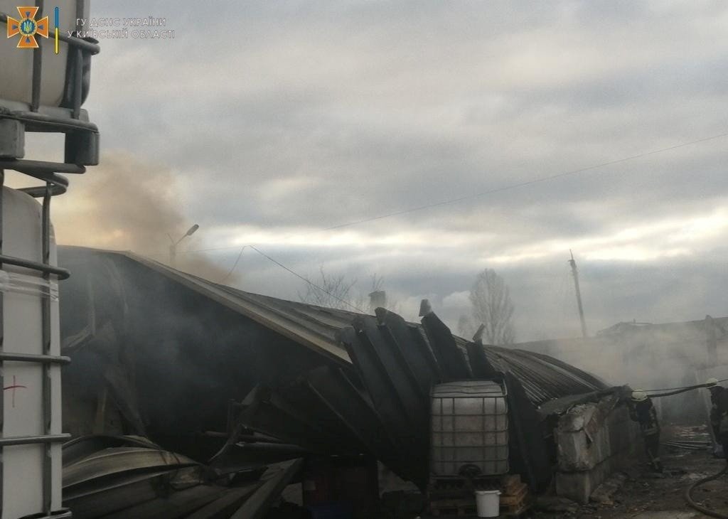 Под Киевом из-за обстрела сгорели два склада: фото с места 6