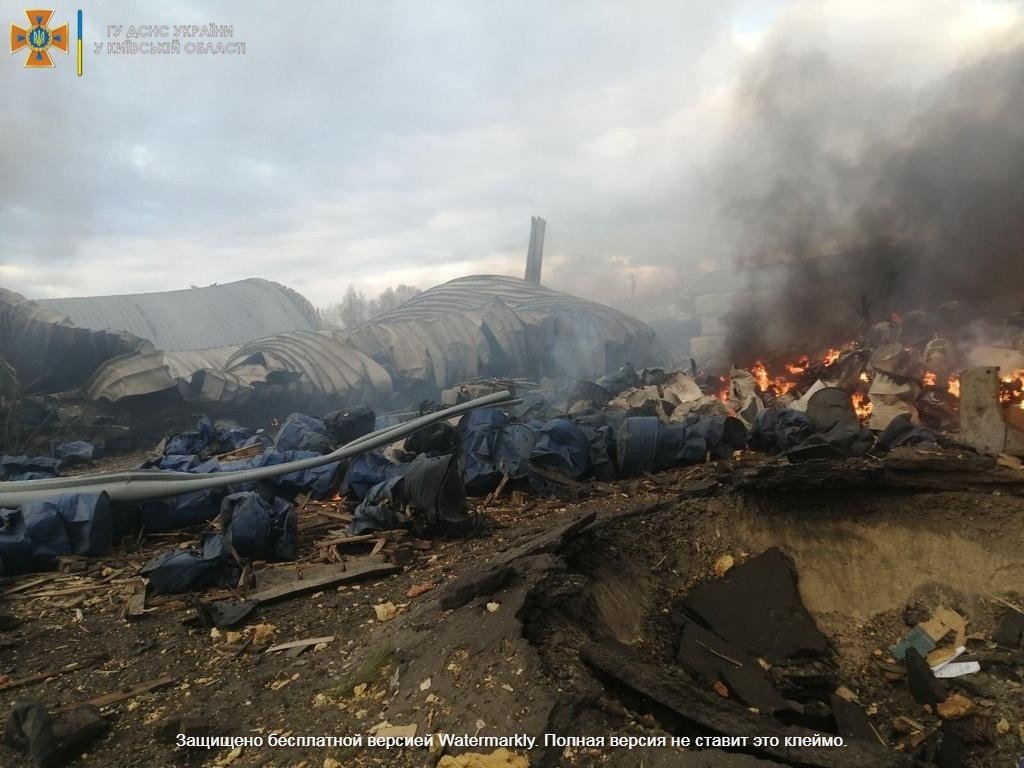 Под Киевом из-за обстрела сгорели два склада: фото с места 7