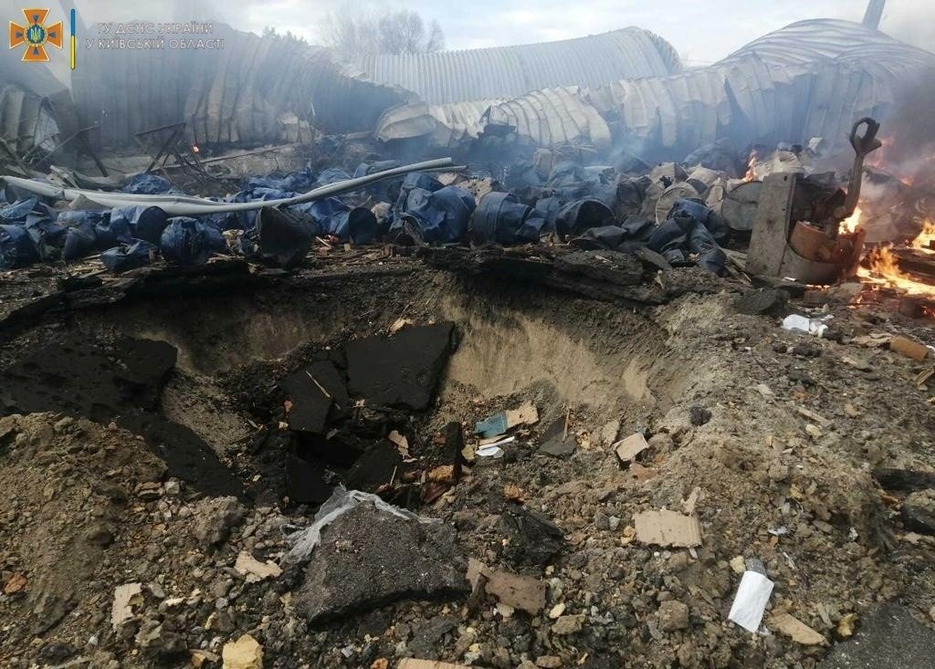 Под Киевом из-за обстрела сгорели два склада: фото с места 8