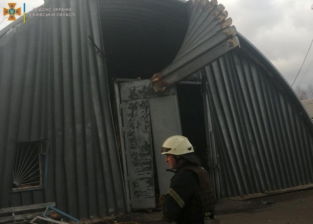Под Киевом из-за обстрела сгорели два склада: фото с места 9