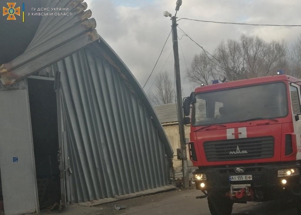 Под Киевом из-за обстрела сгорели два склада: фото с места 10