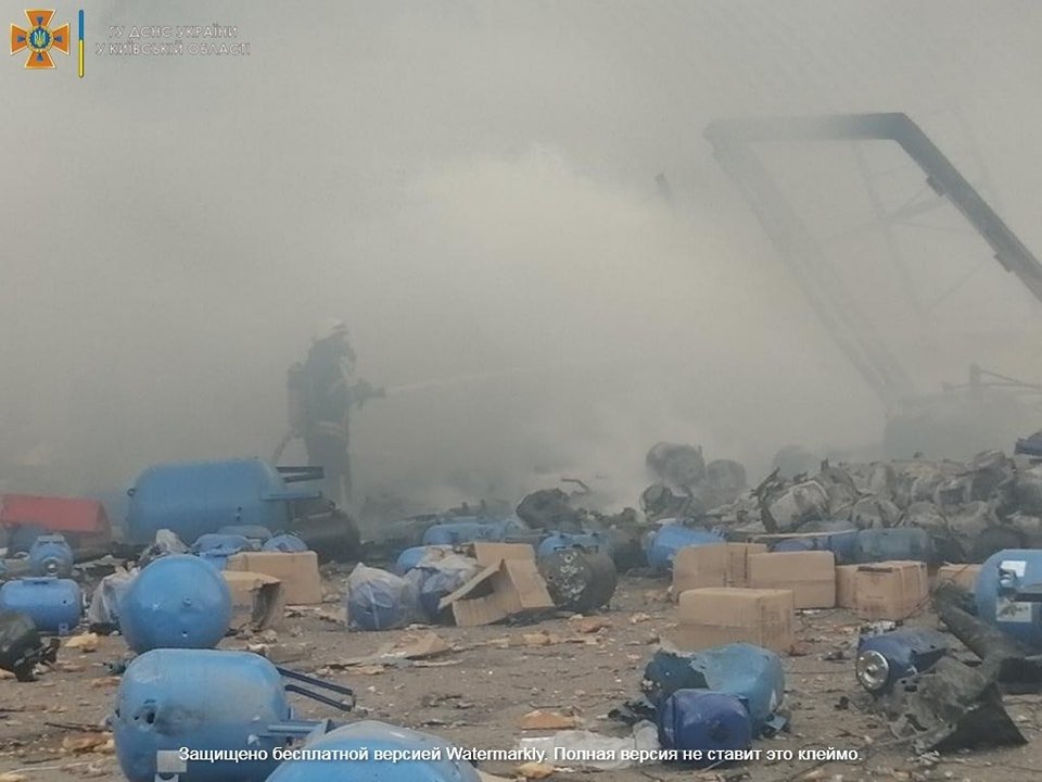 Под Киевом из-за обстрела сгорели два склада: фото с места 11