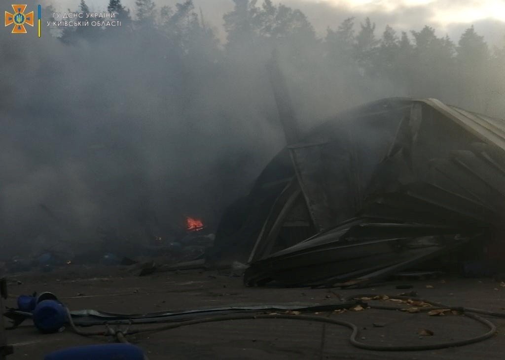 Под Киевом из-за обстрела сгорели два склада: фото с места 12