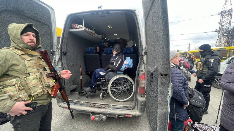 В Белогородку прибывают первые автобусы с эвакуированными из Киевской области 6