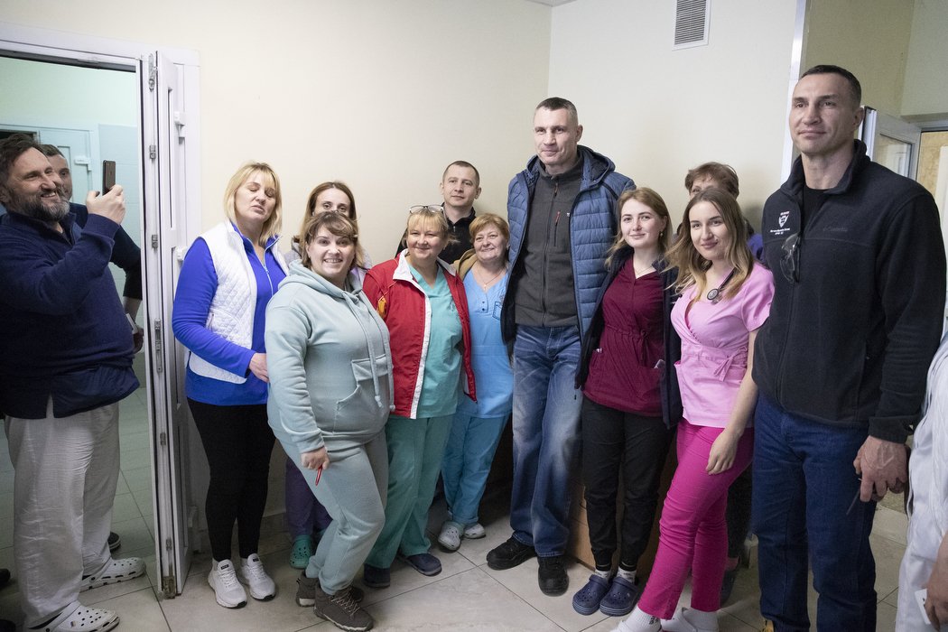 Персонал больниц Киева живет на работе: одна из них стала опорным госпиталем для раненых в боях 1