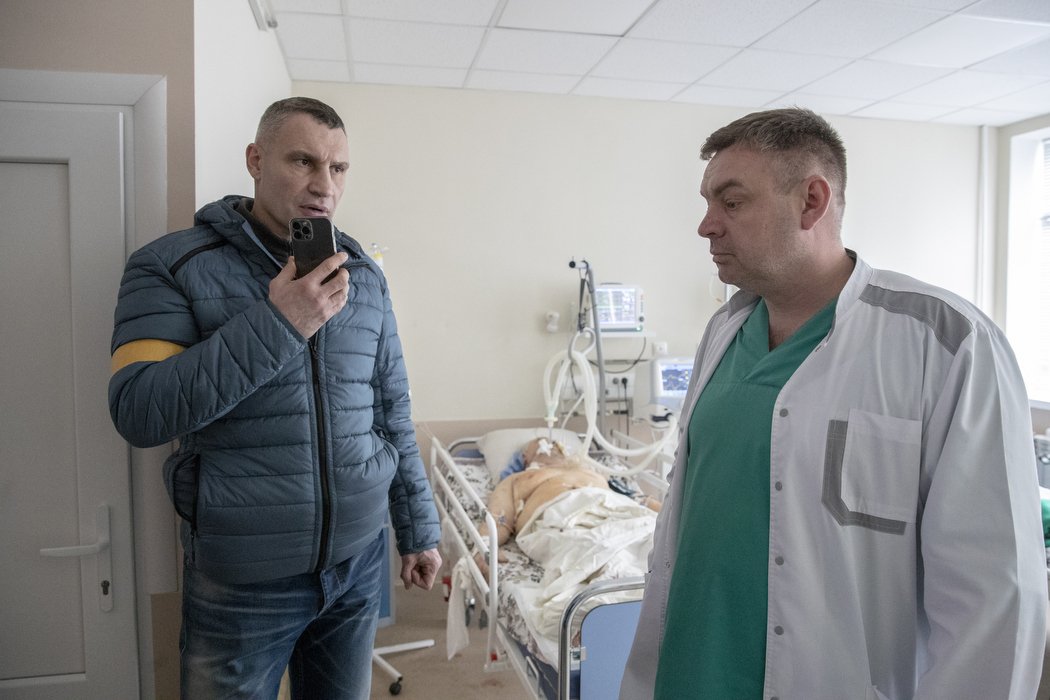 Персонал больниц Киева живет на работе: одна из них стала опорным госпиталем для раненых в боях 3