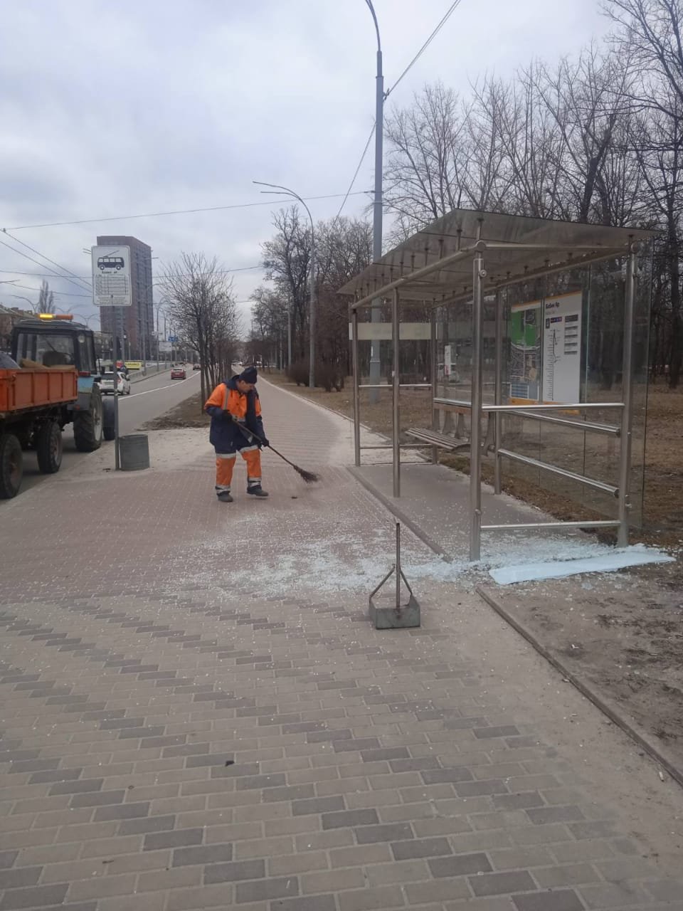 Коммунальщики Киева продолжают удерживать улицы города в чистоте. Спасибо! 1