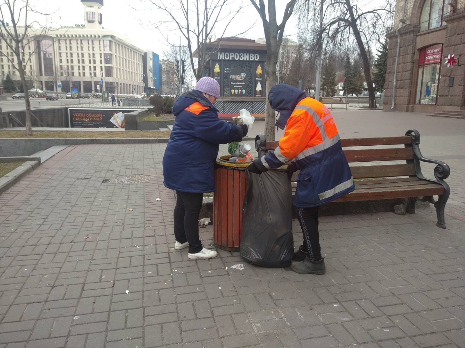 Коммунальщики Киева продолжают удерживать улицы города в чистоте. Спасибо! 4