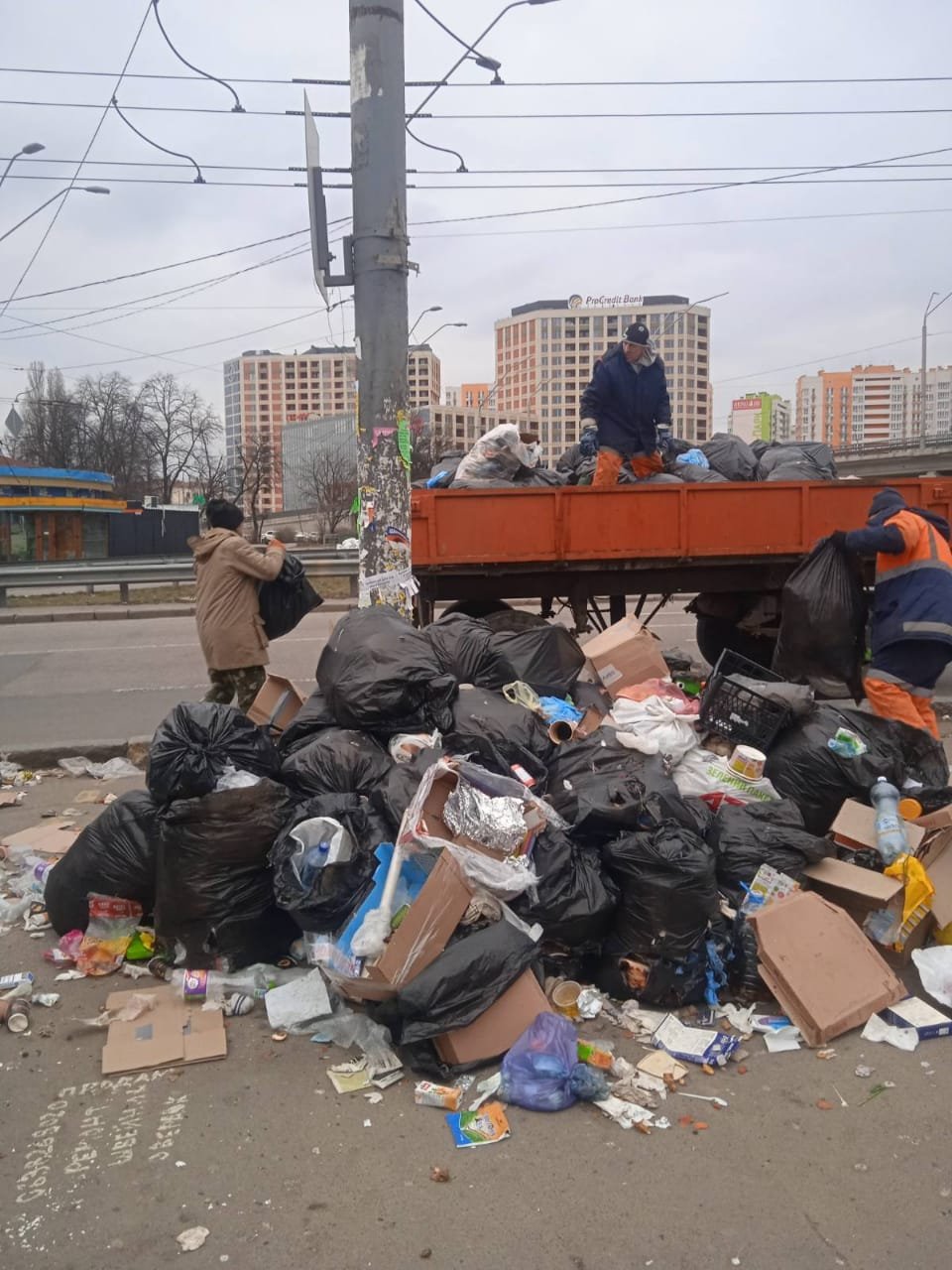 Коммунальщики Киева продолжают удерживать улицы города в чистоте. Спасибо! 5