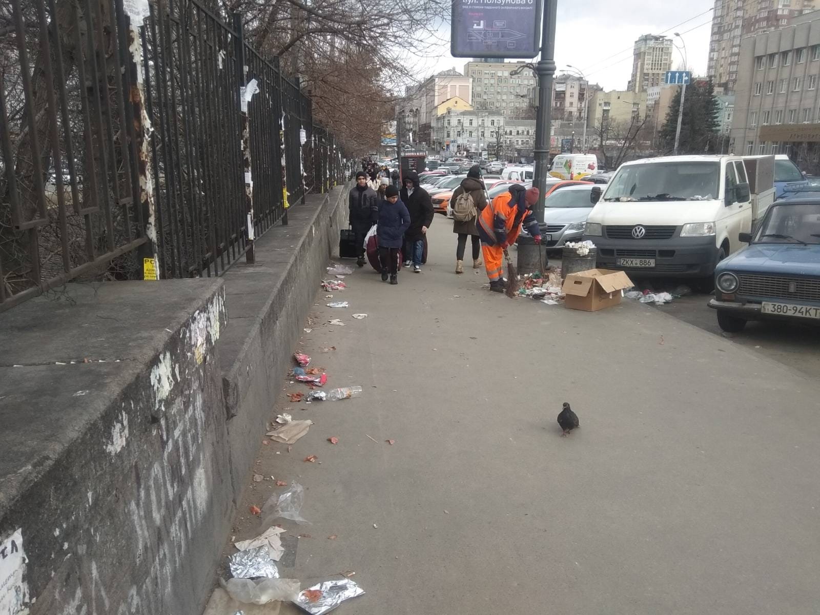 Коммунальщики Киева продолжают удерживать улицы города в чистоте. Спасибо! 8