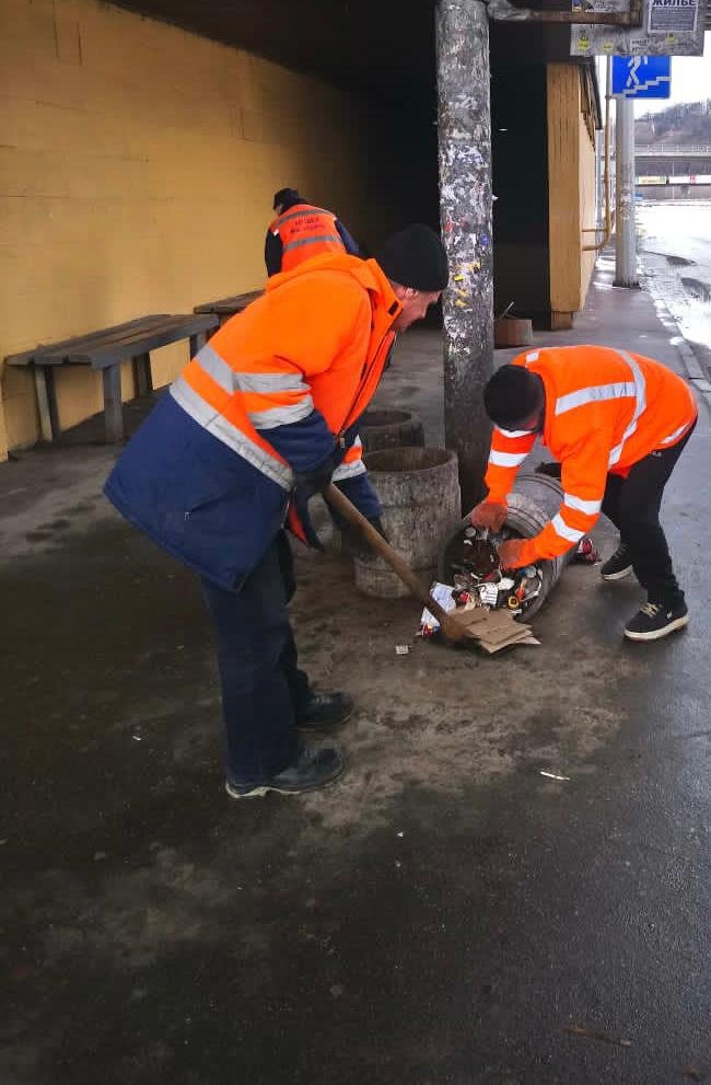 Коммунальщики Киева продолжают удерживать улицы города в чистоте. Спасибо! 9