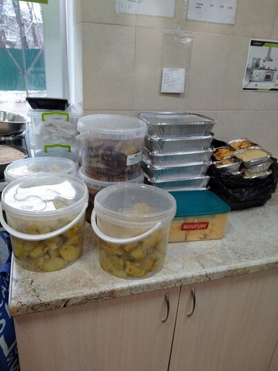 Детские сады Киева ежедневно готовят обеды украинским защитникам 7