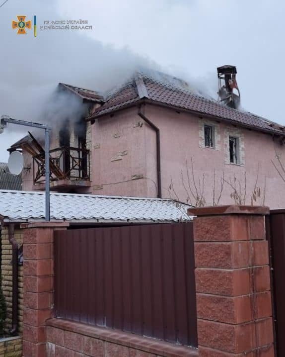 Под Киевом во время обстрела загорелся жилой дом 2