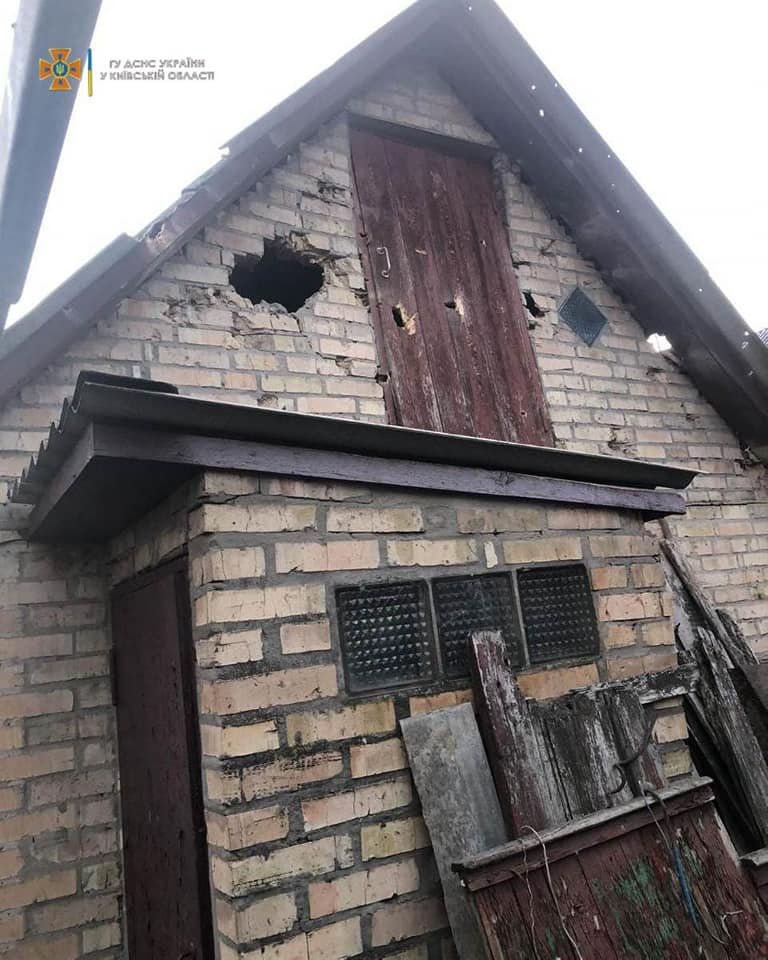 Под Киевом во время обстрела загорелся жилой дом 3