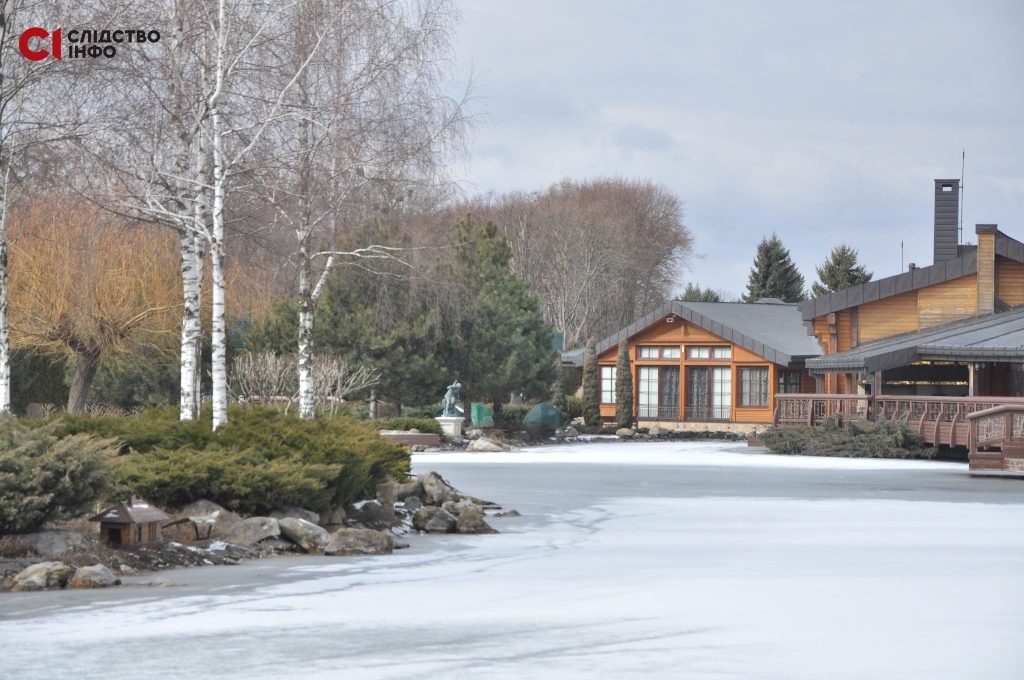 На Межигорье упало две бомбы: как живет парк и его обитатели во время войны 1