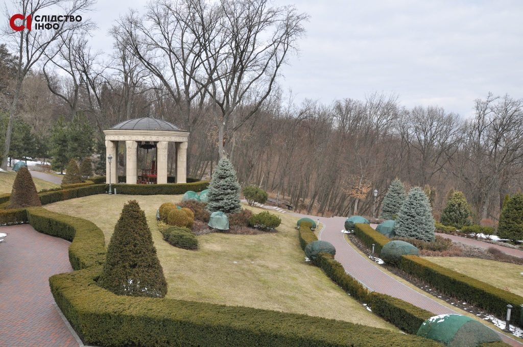 На Межигорье упало две бомбы: как живет парк и его обитатели во время войны 7