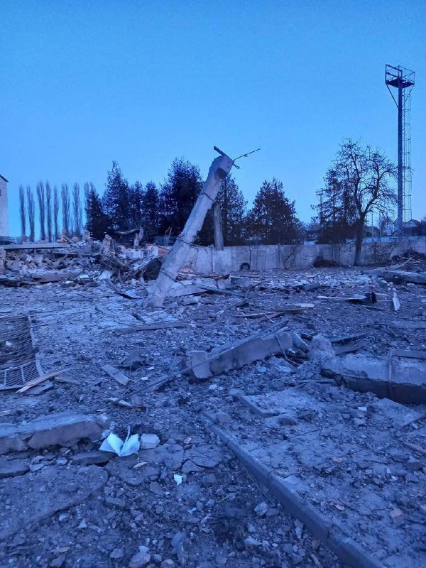 Спасатели вывезли из Барышевки жителей, чьи дома разрушил ракетный удар 1