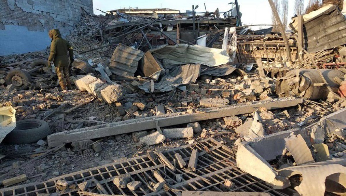 Спасатели вывезли из Барышевки жителей, чьи дома разрушил ракетный удар 3