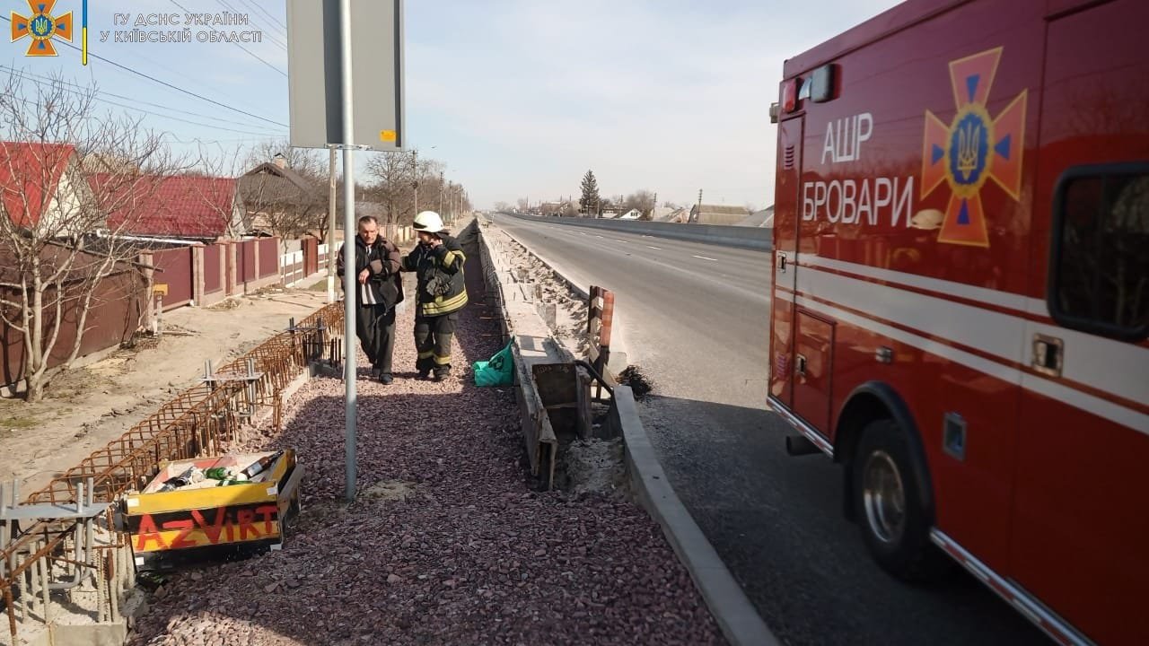 Спасатели вывезли из Барышевки жителей, чьи дома разрушил ракетный удар 4