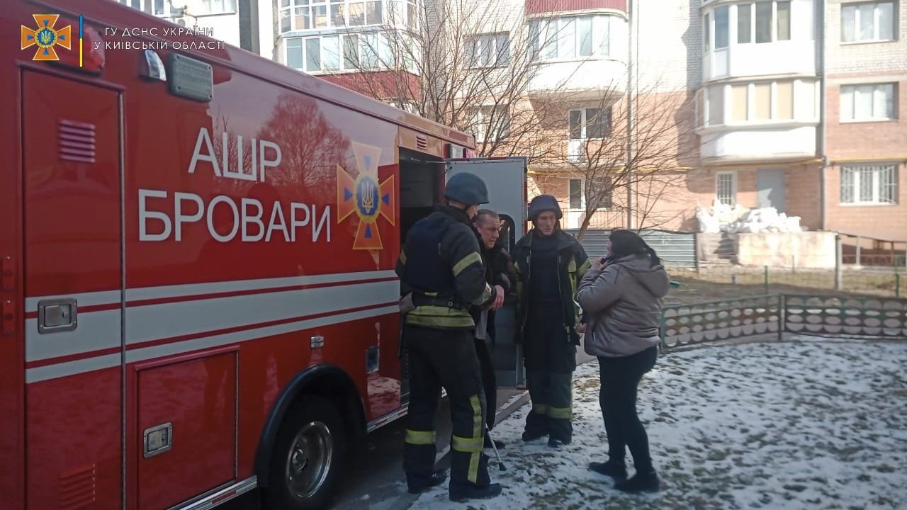 Спасатели вывезли из Барышевки жителей, чьи дома разрушил ракетный удар 5