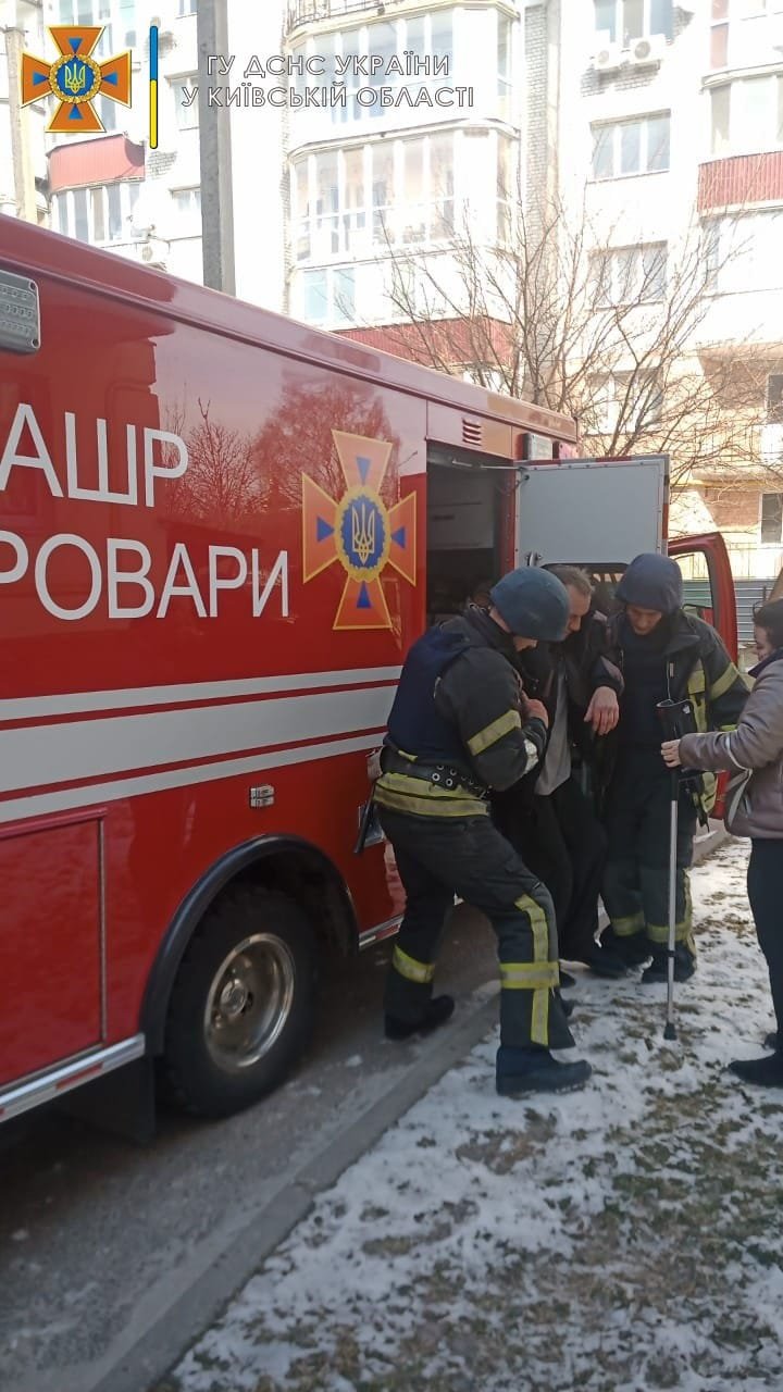 Спасатели вывезли из Барышевки жителей, чьи дома разрушил ракетный удар 6