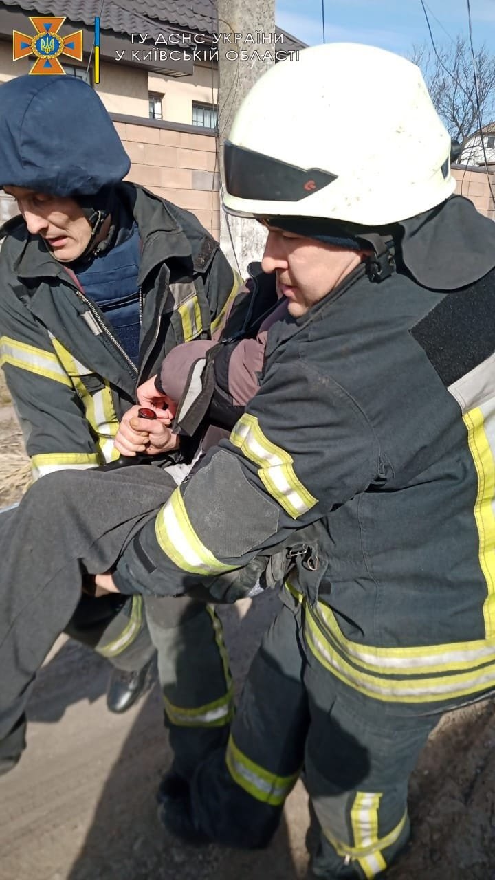 Спасатели вывезли из Барышевки жителей, чьи дома разрушил ракетный удар 7