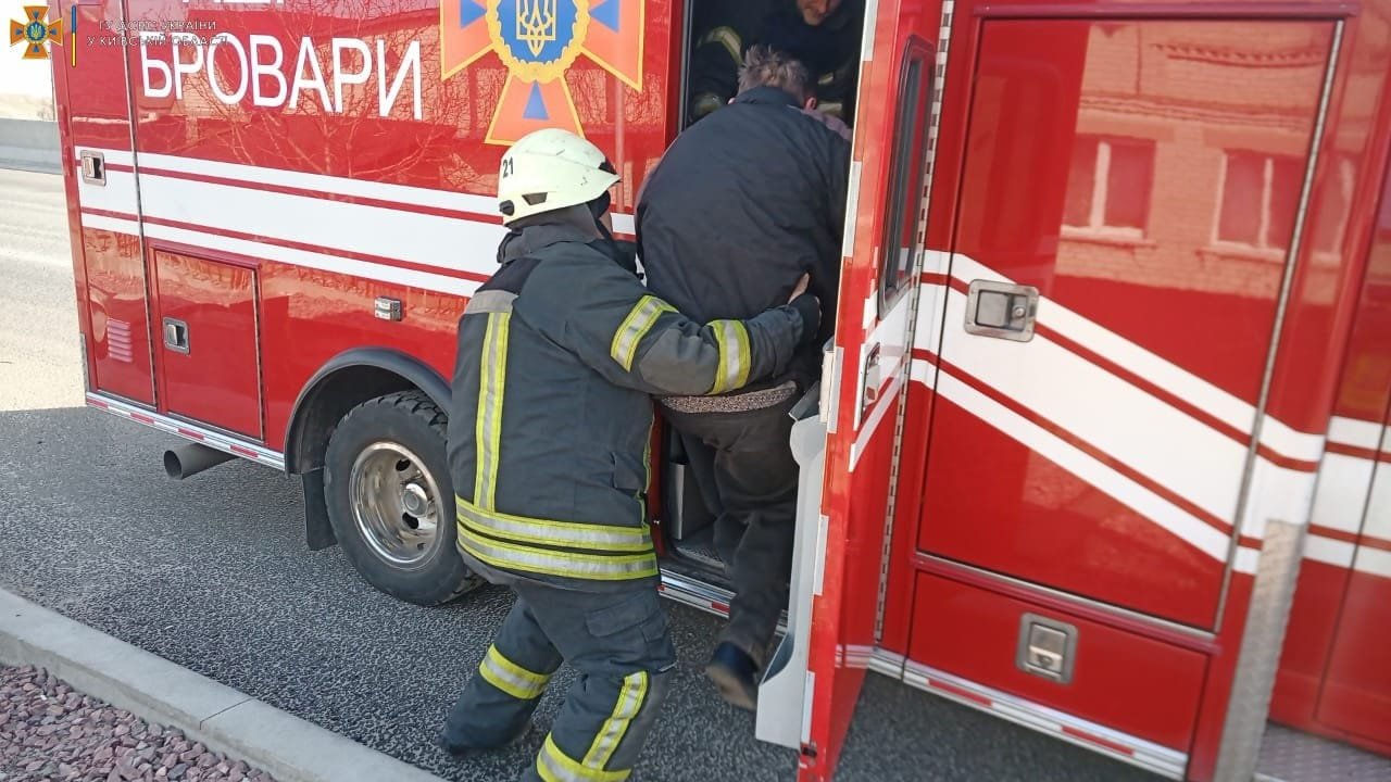 Спасатели вывезли из Барышевки жителей, чьи дома разрушил ракетный удар 8