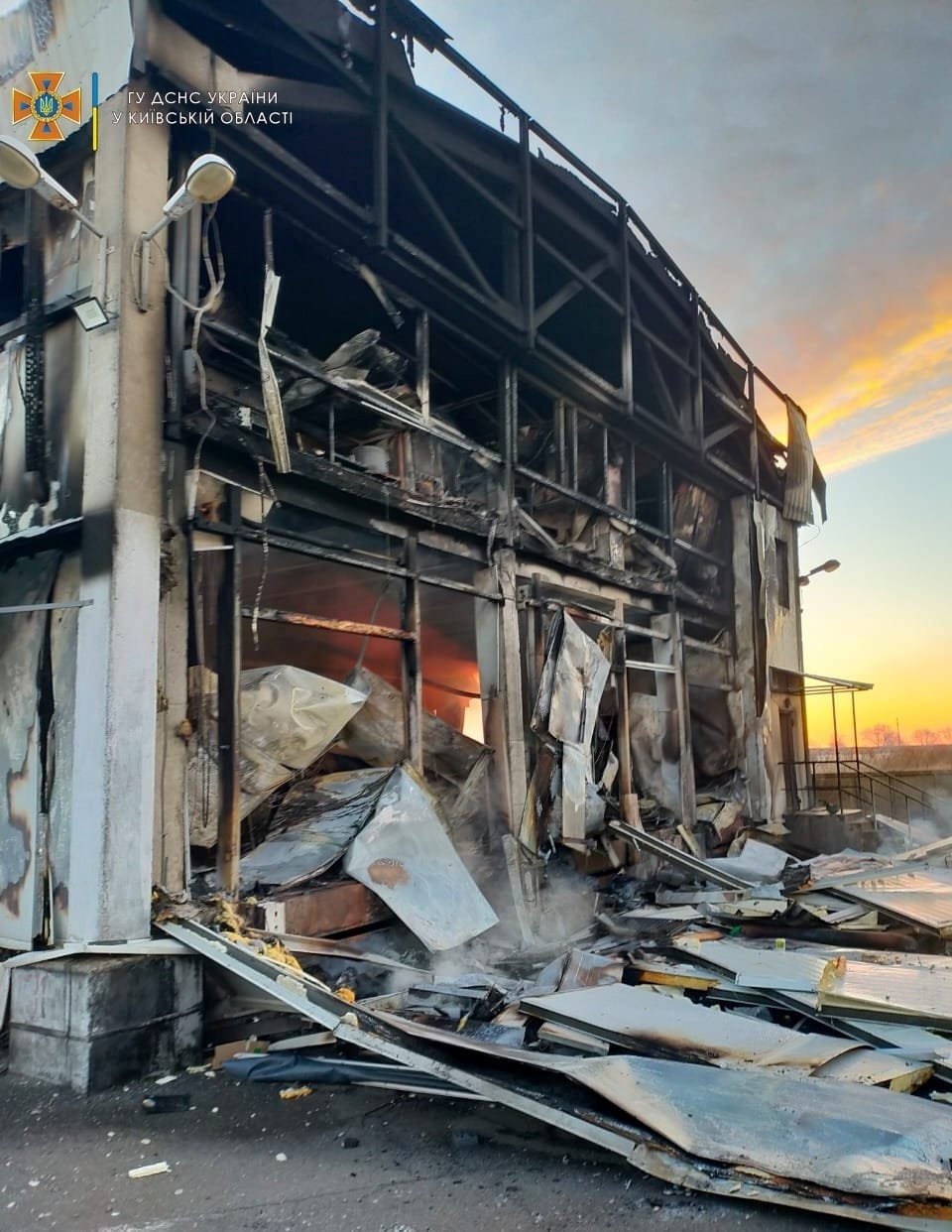 Под Киевом из-за ракетного удара произошел масштабный пожар: горели 3 000 квадратов цеха 1