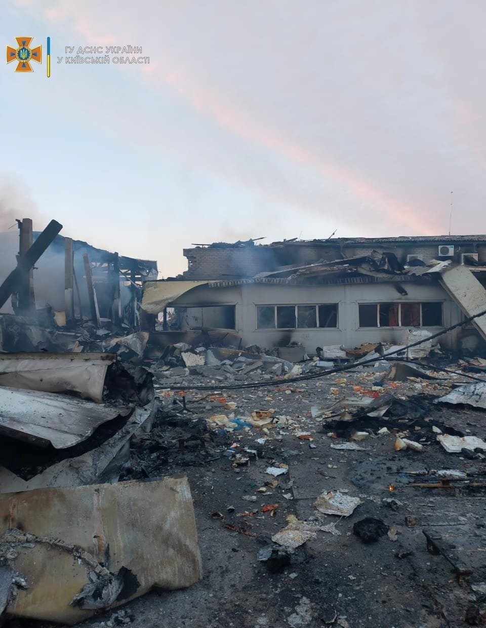 Под Киевом из-за ракетного удара произошел масштабный пожар: горели 3 000 квадратов цеха 2