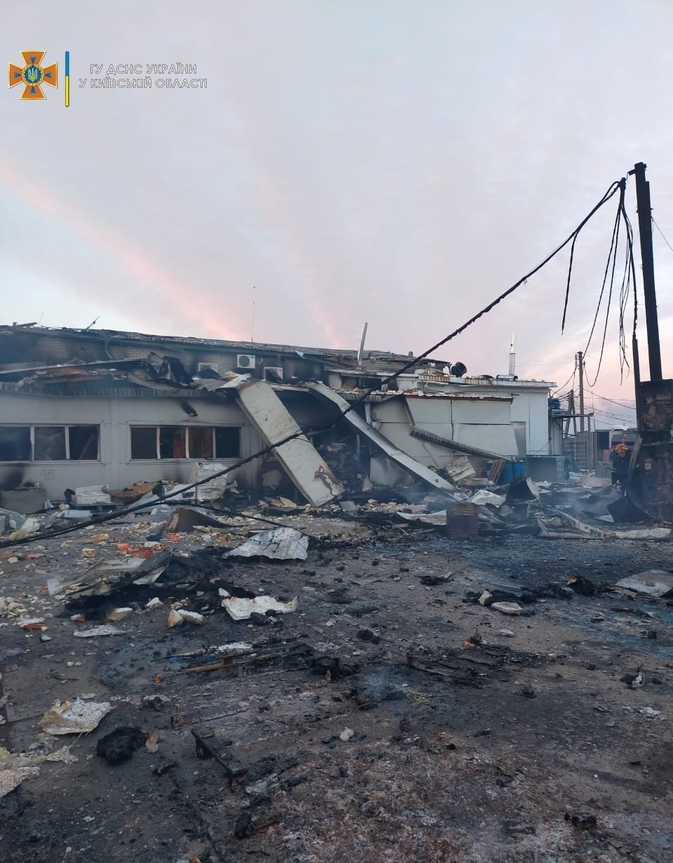 Под Киевом из-за ракетного удара произошел масштабный пожар: горели 3 000 квадратов цеха 3