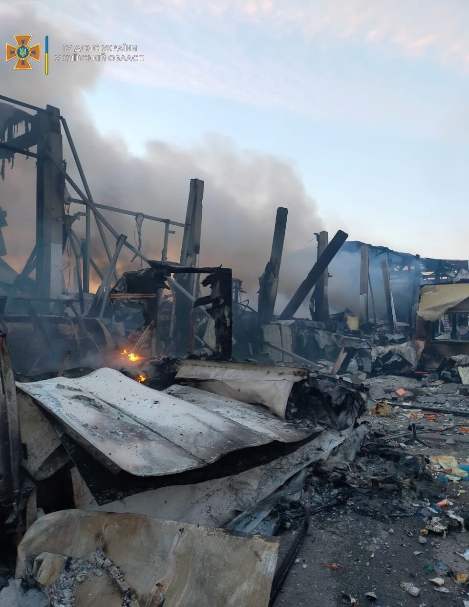 Под Киевом из-за ракетного удара произошел масштабный пожар: горели 3 000 квадратов цеха 6