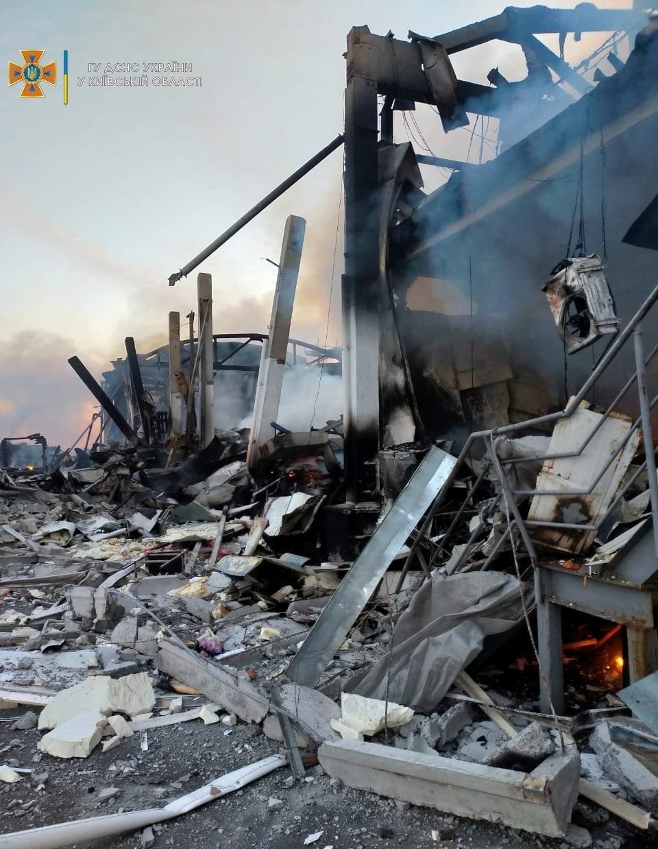 Под Киевом из-за ракетного удара произошел масштабный пожар: горели 3 000 квадратов цеха 7