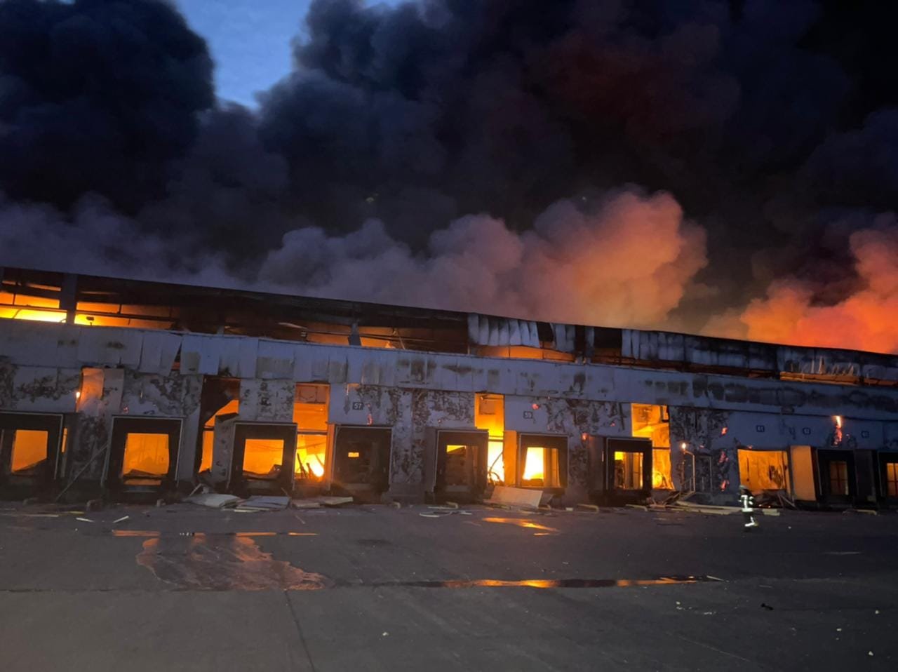 Под Киевом горит склад замороженной продукции: площадь пожара достигла 28 000 квадратов 3