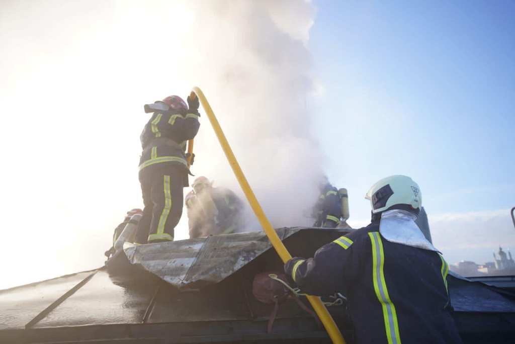 В Киеве от обстрела загорелось админздание на Подоле 1