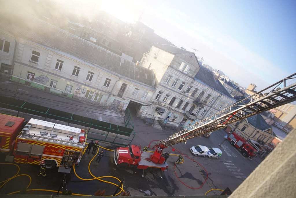 В Киеве от обстрела загорелось админздание на Подоле 2