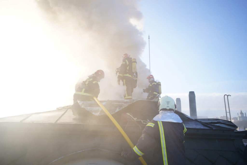 В Киеве от обстрела загорелось админздание на Подоле 4