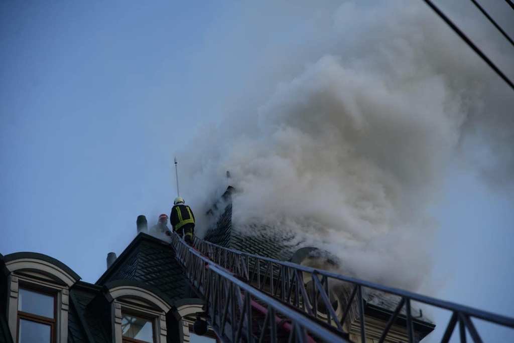 В Киеве от обстрела загорелось админздание на Подоле 5