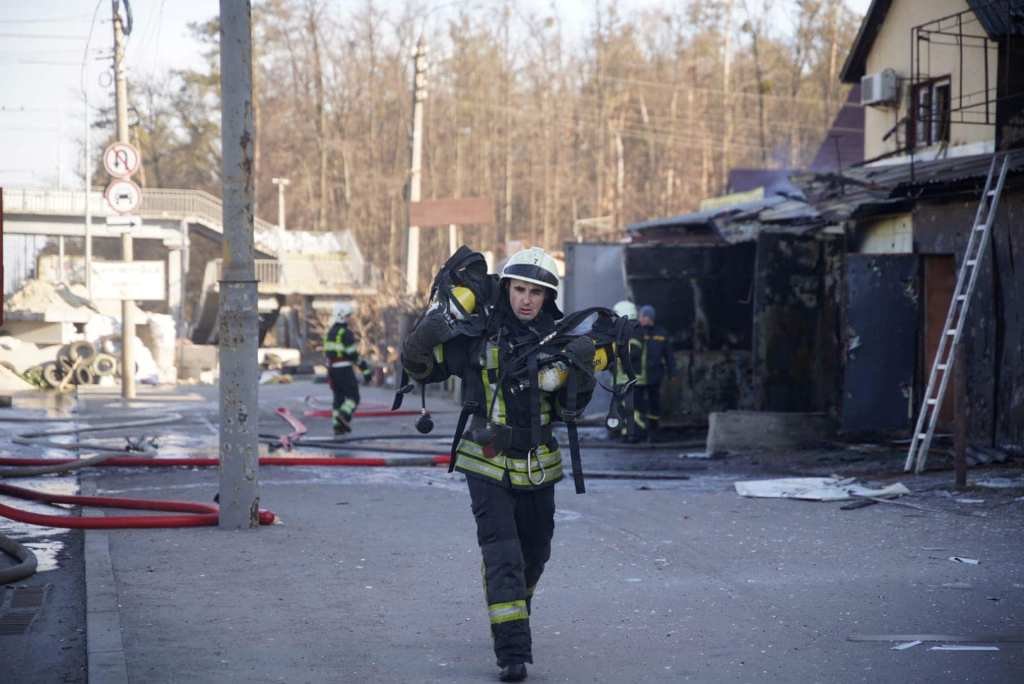В Киеве на Подоле из-за обстрелов сгорели гаражи и часть офисного здания 1