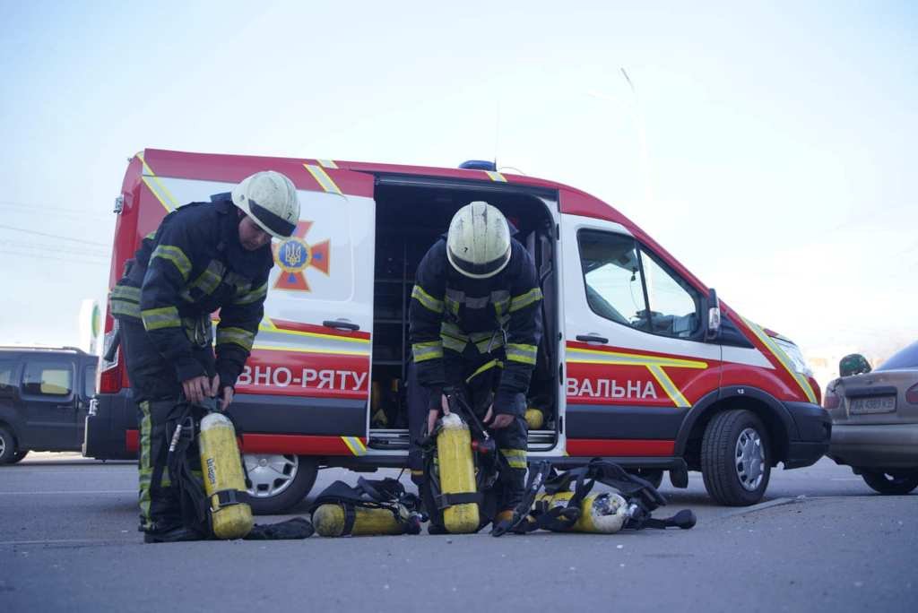 В Киеве на Подоле из-за обстрелов сгорели гаражи и часть офисного здания 5